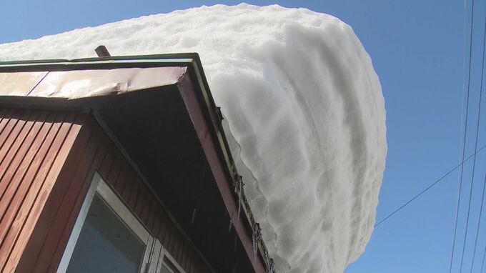 今も屋根の上に積雪1ｍ以上…豪雪地帯「舂米地区」高齢化集落に募る不安…進まない雪おろしに、空き家に積もる雪「ひさしの一部が崩れてしまっています」鳥取県若桜町|TBS NEWS DIG