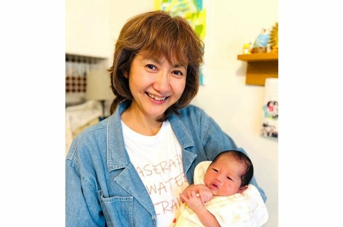 【がん闘病】　古村比呂さん　「いただきましたぁ　カメラ目線❤」　初孫を抱っこして笑顔　「しあわせパワーを　頂いて来ました」|TBS NEWS DIG