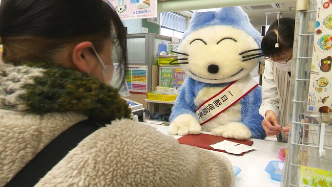 「いつもは『とらねこ大将』がやっていたので…」一日郵便局長に『11ぴきのねこ』　　窓口業務に…消印を押す作業…大忙しで思わず…「猫の手を借りたい」　|　青森のニュース│ATV NEWS│青森テレビ