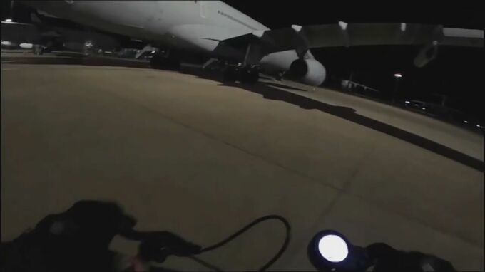 英・空軍基地に親パレスチナ活動家が侵入　軍用機に赤いペンキ　活動団体「英はガザでの大量虐殺に積極的に加担している」と主張|TBS NEWS DIG
