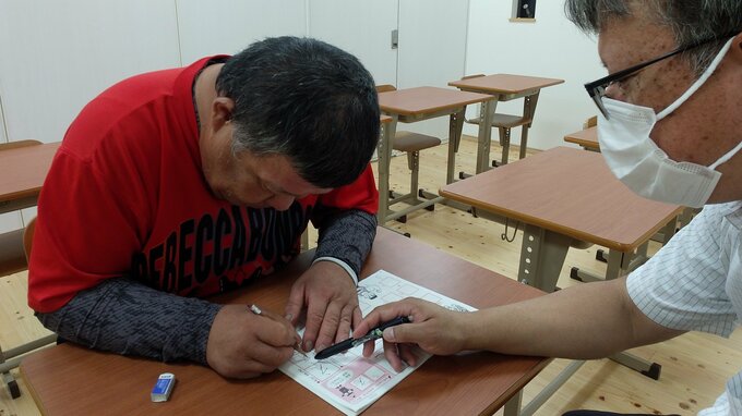 ワケありの遅刻常連？作業服で通う52歳の中学生　幼少期からのコンプレックスと向き合うために　【「星空の学び舎」後編】　|　熊本のニュース｜RKK NEWS｜RKK熊本放送