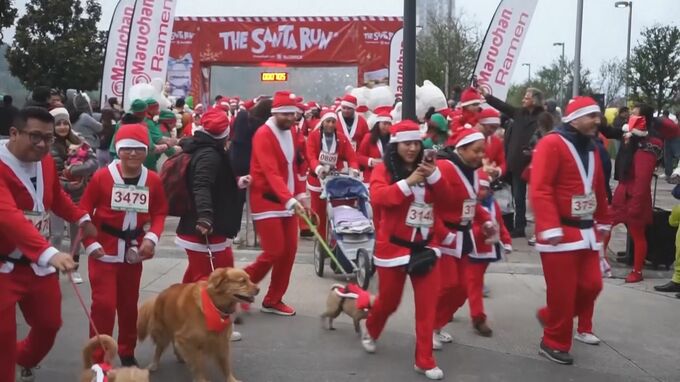 メキシコで毎年恒例の“サンタラン”