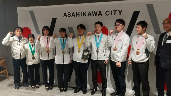 技能五輪全国大会で道内勢6年ぶりの金賞、家具部門の楠本恭治さん「国際大会に向けて頑張りたい」建築大工部門の銅賞・小林瑠々さんらとともに上川関連7人が受賞報告　旭川市役所|TBS NEWS DIG