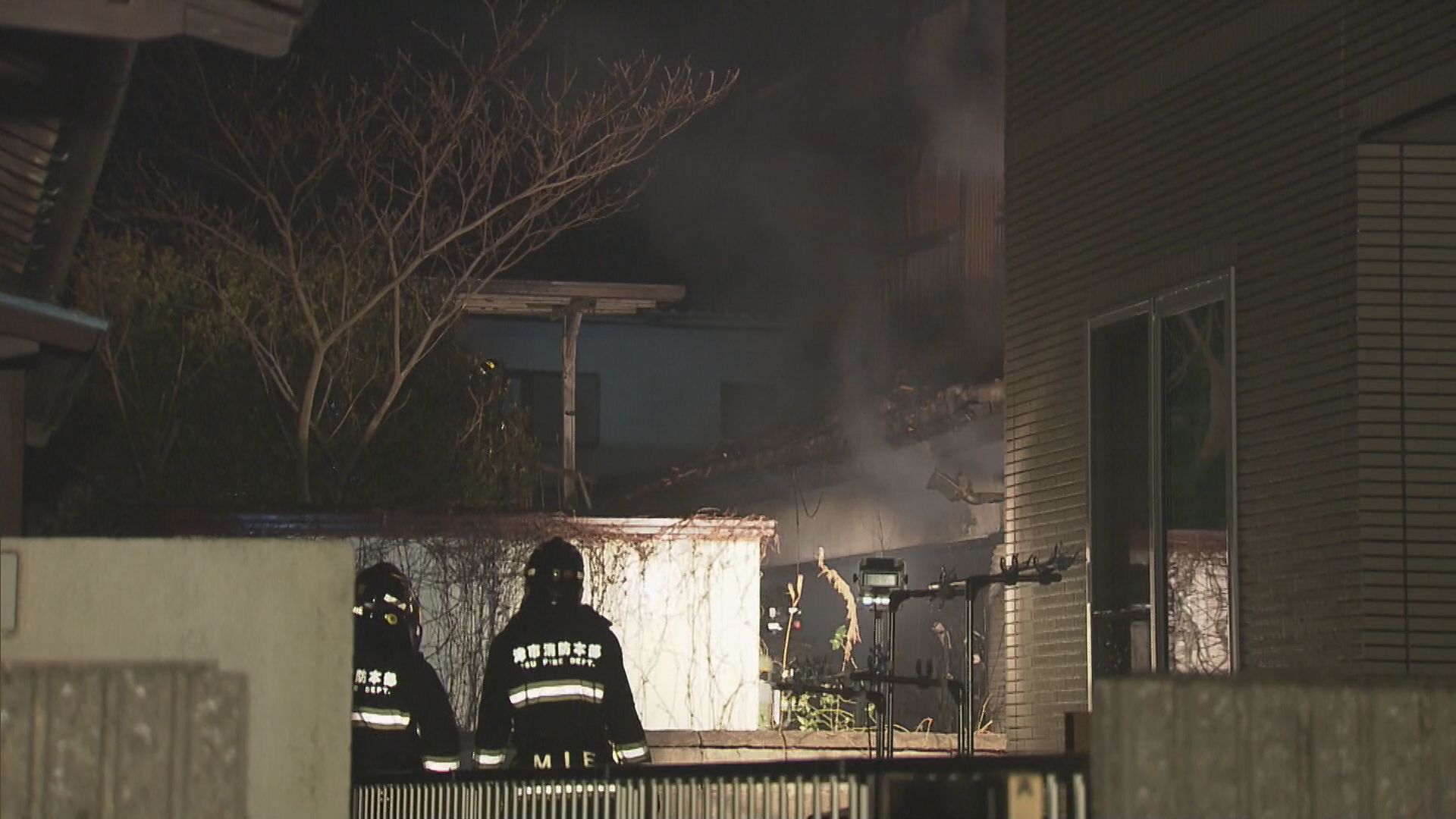 木造2階建て住宅全焼　焼け跡から性別不明遺体発見　住人の男性か