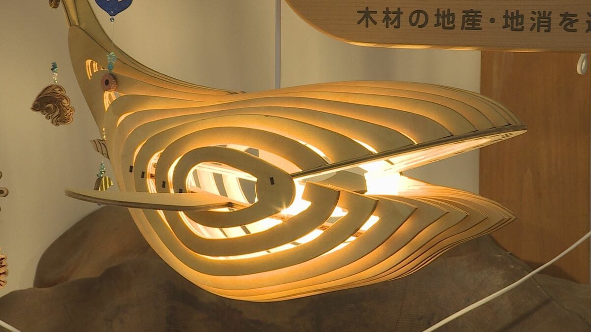 木製の彫刻クジラの置物木製の車の装飾香りデスクトップのキャラクターです