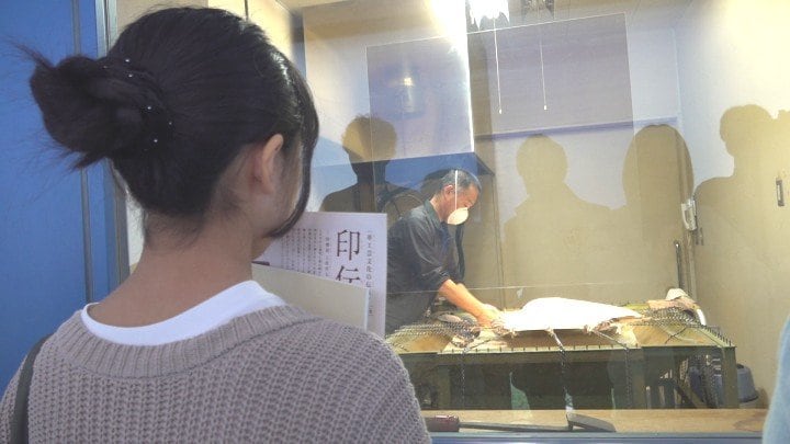 「きれいな模様がつくのが驚いたし印象に残った」　山梨の伝統工芸「印傳」　工房で親子見学会　甲府