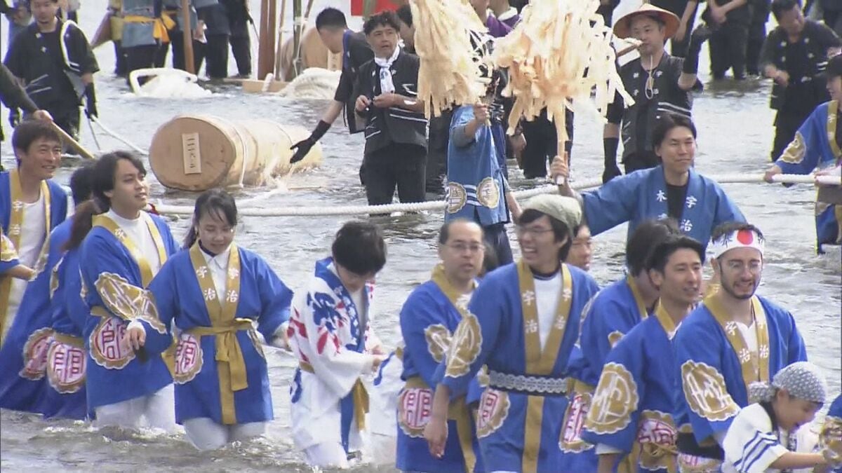 伊勢神宮の「お木曳き」 2033年の式年遷宮に使用される木材を運び込む 3000人の市民らが参加