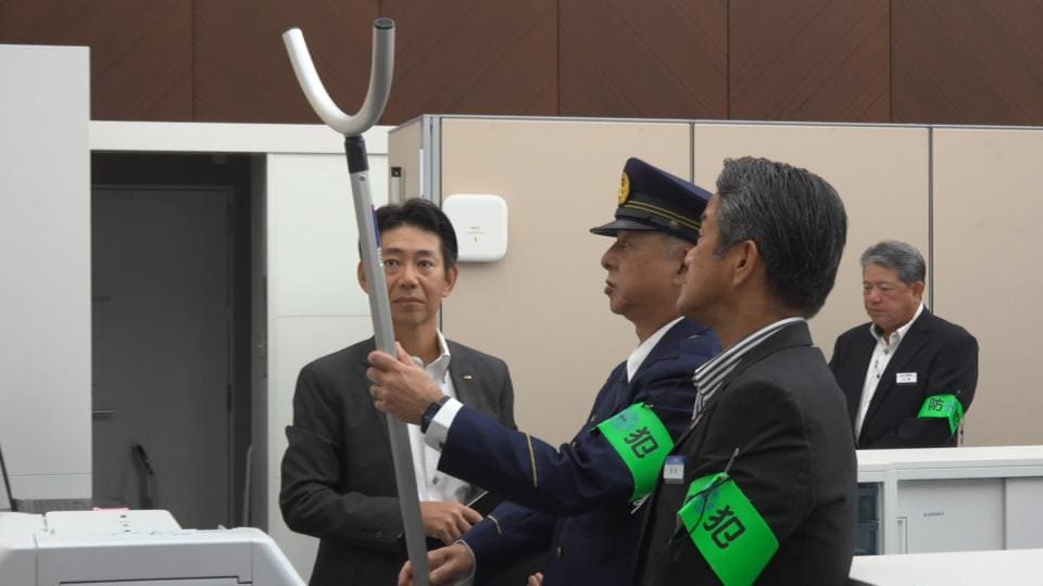 年末年始に合わせ銀行の防犯診断 「さすまた」やカラーボールなど防犯・警戒態勢をチェック！