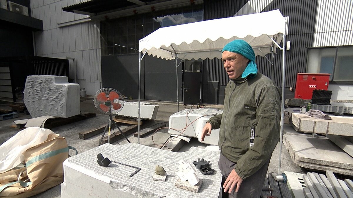 アメリカの彫刻家が石の街・笠岡で巨大なオブジェを制作 地元の石材