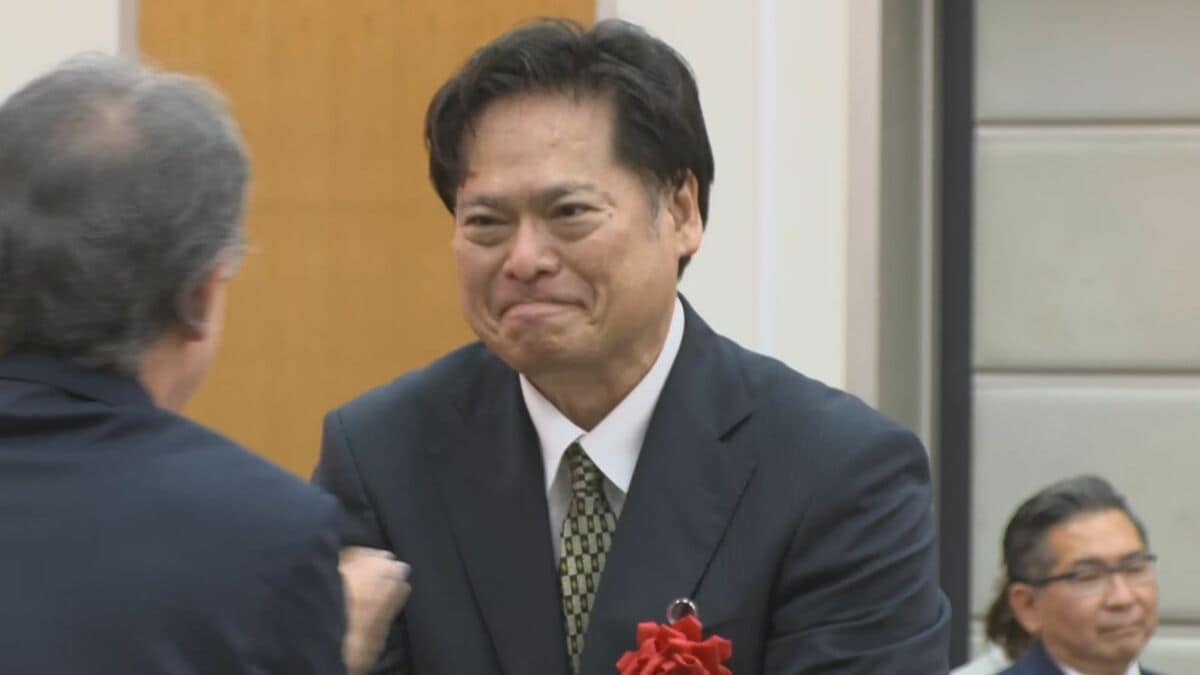 2025年度はきょうまで　県庁で退職者に辞令交付