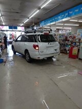 防犯カメラに事故の一部始終が…「聞いたことがない音がした」バックをしていたライトバンが店舗に突っ込む 客や従業員にけがなし 運転していた男性が病院に搬送|TBS NEWS DIG