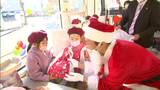 「サンタからもらったお菓子はカービィみたいに食べる」路面電車MOMO2が “クリスマス仕様”に 園児も大喜び【岡山】|TBS NEWS DIG