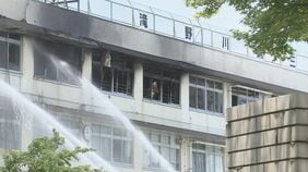 東京・北区の小学校火災 火元付近のコンセントにささっていたプラグの電気コードが焼き切れた状態で見つかる 近くには電気ストーブとサーキュレーター、燃えた衣類なども|TBS NEWS DIG