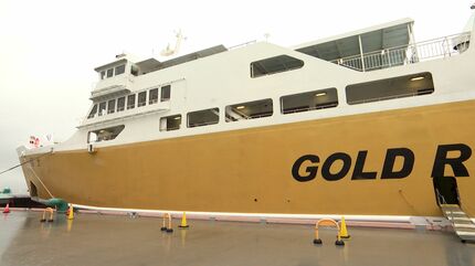 金の船 金の船に乗って幸せに」フェリーが黄金色に！インバウンド需要狙う