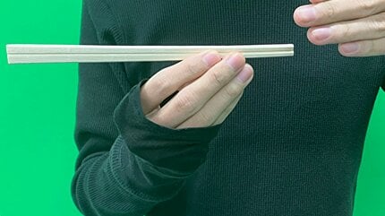 力学の専門家が説く「割り箸をキレイに割るコツ」 ポイントは「水平