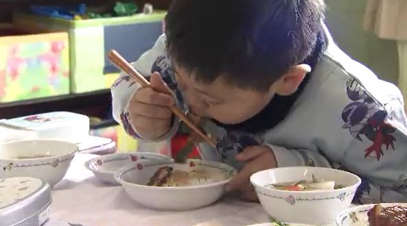 「焼肉みたいな味がしました」「うなぎのまち」掲げる岡谷市の保育園で「ウナギ給食」寒の土用の丑の日挟んで小中学校でも提供へ　|　SBC NEWS | 長野のニュース | SBC信越放送
