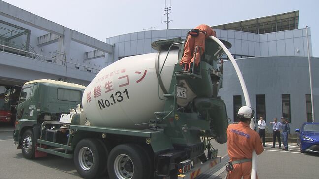 「放水開始!」コンクリートミキサー車を“消火”に活用…生コン会社と消防が訓練 福島・いわき市|TBS NEWS DIG