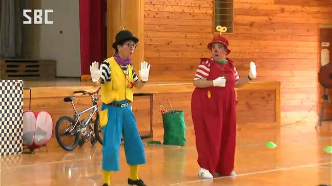 上田市の小学校などでパントマイムの公演 マジックやジャグリングなどをまじえた芸を楽しむ 長野|TBS NEWS DIG