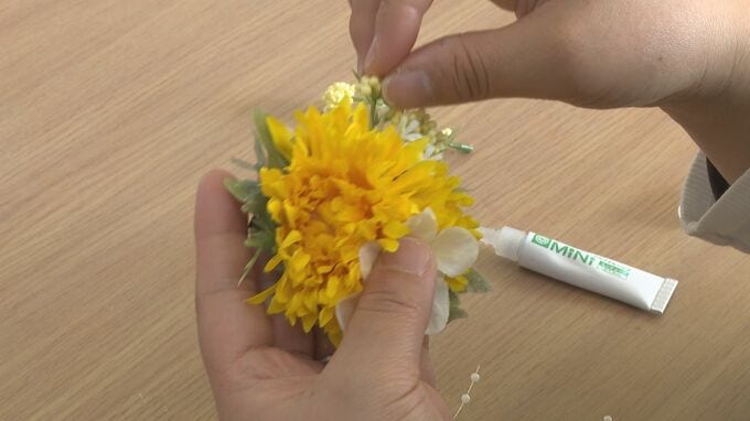 「元気に巣立ってほしい」卒業式で児童が胸に飾るコサージュ　保護者が手作り　山口・長門|TBS NEWS DIG