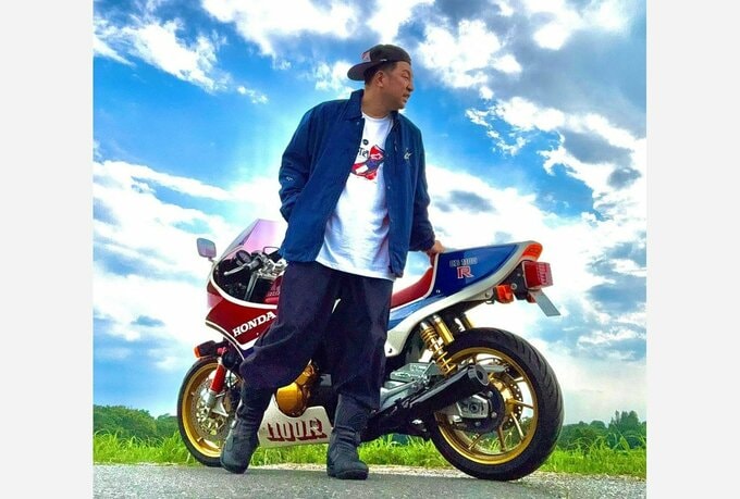 【 レイザーラモンRG 】 「『一枚羽織るのがちょうどいい季節』がやってきた❤」　愛車のバイクと２ショット|TBS NEWS DIG