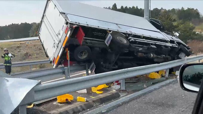 支柱が運転席にめり込み…高速道路でトラック横転　常磐道下り・相馬IC出口付近　福島　|　福島のニュース│TUF