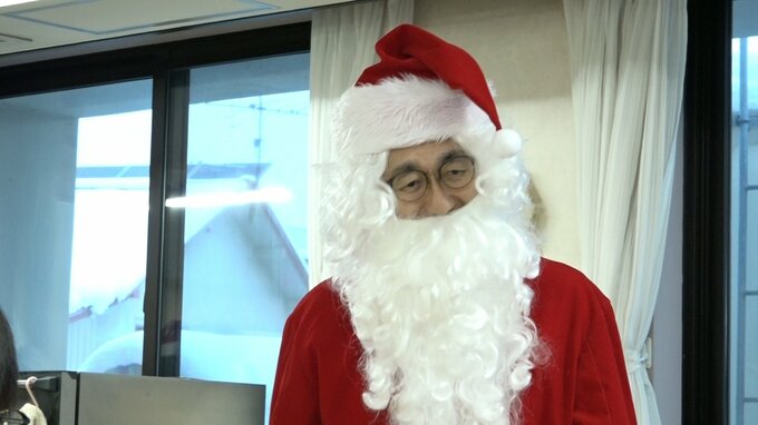 白いひげをたくわえたサンタクロースは市長！児童福祉施設の子どもたちにプレゼントを贈呈|TBS NEWS DIG