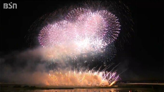 日本三大花火『長岡花火』1日目の打ち上げ始まる　夏の夜空を彩る“大輪の光の花” 新潟県長岡市【長岡まつり大花火大会】|TBS NEWS DIG