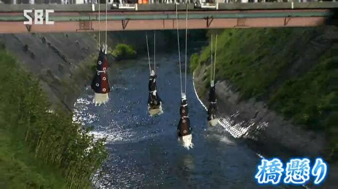 橋から逆さにつるされ川の水を叩く…！？長野・千曲市の神社で約500年の歴史「雨宮の御神事」9年ぶりに通常開催…クライマックスの「橋懸り（はしがかり）」で獅子頭を被った4人の男性が…　|　SBC NEWS | 長野のニュース | SBC信越放送