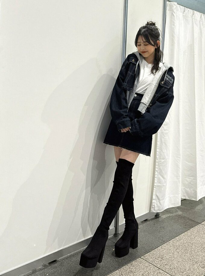 【 キンコン梶原の長女・梶原叶渚 】　デニムジャケット姿のオフショット　ファン反響　「可愛い上にスタイル抜群」「足細すぎて憧れすぎる」|TBS NEWS DIG