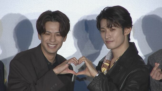 【Snow Man・向井康二】相手役の森崎ウィンと 体を寄せ合い手を握る“ラブラブ舞台挨拶”  「安心感があるんですよ」|TBS NEWS DIG