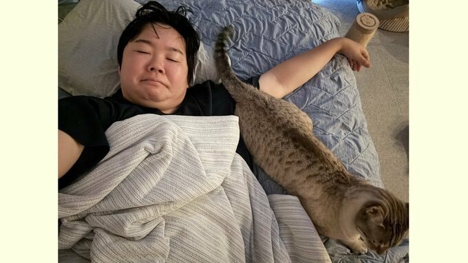 【 ねこ 】やす子さん　愛猫アビシと「#猫のいる生活」　フォロワー共感「お尻を向けられるのは信頼の証」|TBS NEWS DIG