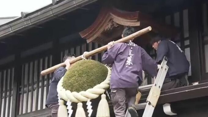 できたての新酒を観光客が味わう 飛騨の造り酒屋で初しぼりを知らせる｢杉玉の掛け替え｣　|　名古屋・愛知・岐阜・三重のニュース【CBC news】 | CBC web