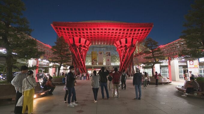金沢駅のシンボル“鼓門”が真っ赤に そのワケは…　|　石川県のニュース｜MRO北陸放送