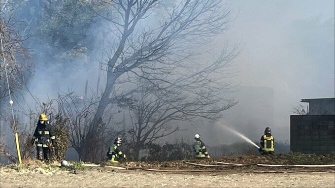 下草が燃えて火災 住宅2棟を含む5つの建物と普通乗用車が焼損　前橋市には「乾燥注意報」と「強風注意報」|TBS NEWS DIG