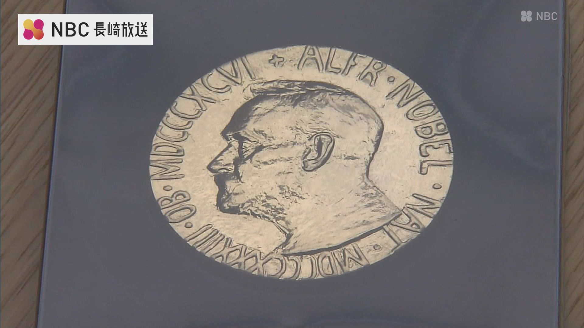 ノーベル平和賞のメダルレプリカを長崎被災協が長崎市役所で披露