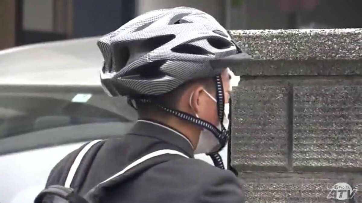 青森大学　ヘルメット 部活動などで複数のバッグ持参で自転車通学「自分の命守るために必要