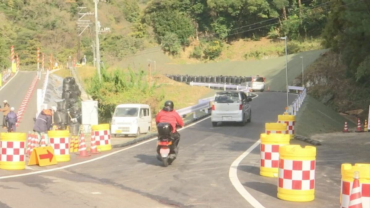 7月の大雨で地区へ通じる唯一の県道が崩落 新たな仮設道路開通 大型バスなど全ての車両が通行可能に | TBS NEWS DIG