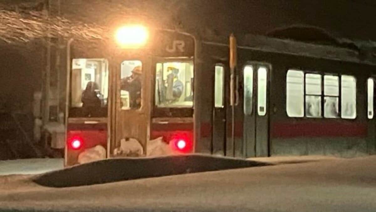 速報・更新あり】雪を抱え込み列車が立ち往生 乗客82人取り残される