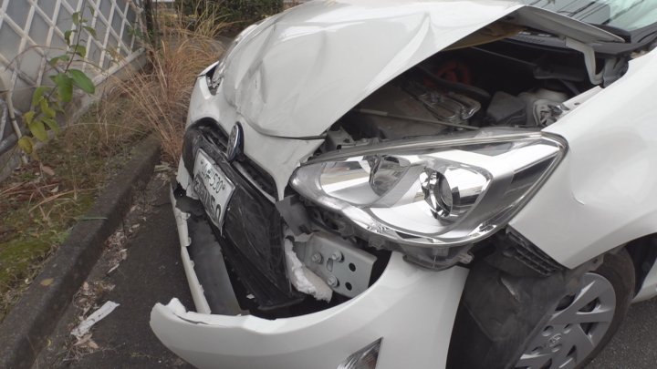 女性が意識不明の重体　乗用車と軽乗用車が衝突　現場は信号機がある交差点　山梨