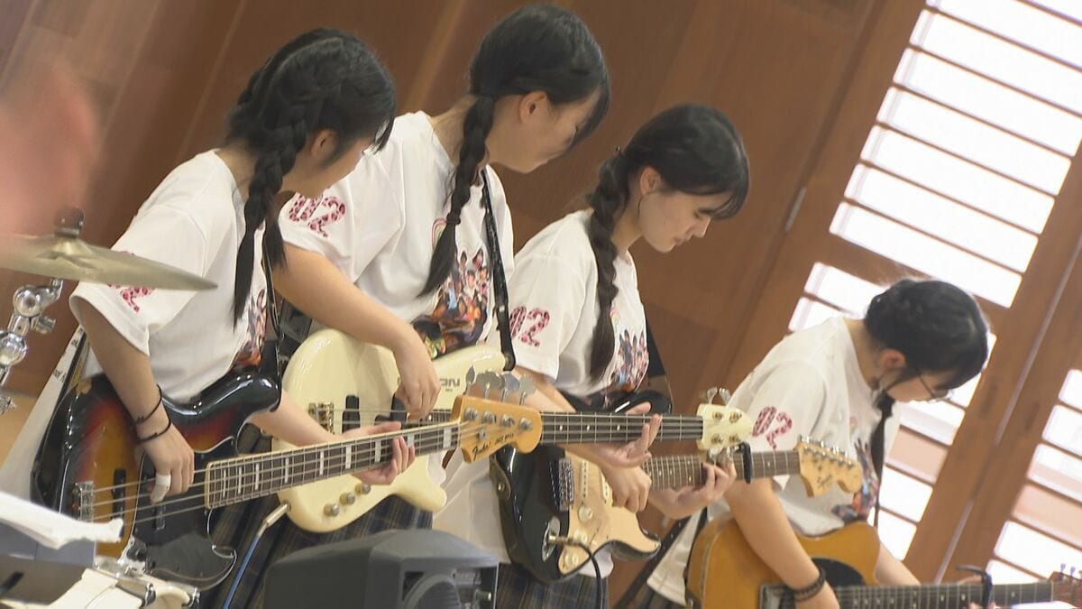 全校生徒1700人の高校で文化祭が開幕「盛り上がってやばい」笑顔でパフォーマンスを披露