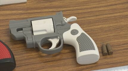 持っていたら銃刀法違反の可能性「おもちゃの拳銃」警察に届け出を