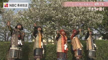 武者たちのたいまつで幻想的な色に染まる桜「観櫻火宴」長崎県橘神社