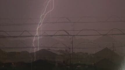 雷が落ちて2階から火が見える」昨夜 天気急変 落雷で停電や住宅火災