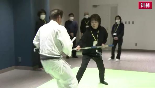 「刃物を持った男が侵入」を想定　子どもたちが利用する屋内遊戯施設「ながノビ！」で職員が刺す股使った撃退訓練　護身術の講習も　|　SBC NEWS | 長野のニュース | SBC信越放送