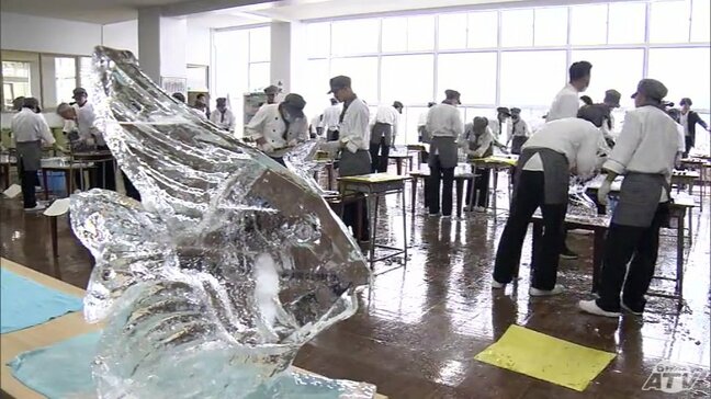 高校生が氷と格闘!涼し気なエンゼルフィッシュの「氷の彫刻」掘り出す なかには「しっぽがなくなっちゃった…」悪戦苦闘しながらも表情は晴れ晴れ 初夏迎える青森市|TBS NEWS DIG