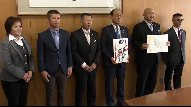 「赤ちゃんに絵本を」子育て支援のためのチャリティゴルフ大会で集まった寄付金を岡山市に【岡山】|TBS NEWS DIG