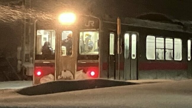 【速報・更新あり】雪を抱え込み列車が立ち往生　乗客８２人取り残される　除雪して運転再開した矢先　今季最強最長寒波が影響　青森県・奥羽本線|TBS NEWS DIG