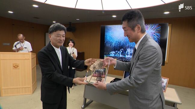 「カンヌ花火芸術祭」で最高賞 「感無量」花火製造会社の社長らが静岡・難波喬司市長に喜び報告|TBS NEWS DIG