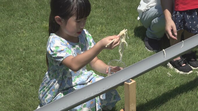 生地から作ったうどん流しやスイカ割りに夏のひと時味わう　根津記念館で子ども夏祭り　山梨市　|　山梨のニュース | ＵＴＹテレビ山梨