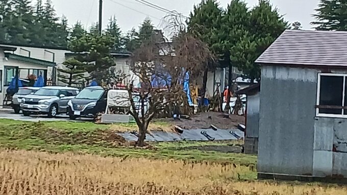 デイサービスの車庫に居座ったクマ1頭捕獲　設置された箱わなに入ったのを確認　秋田・横手市|TBS NEWS DIG